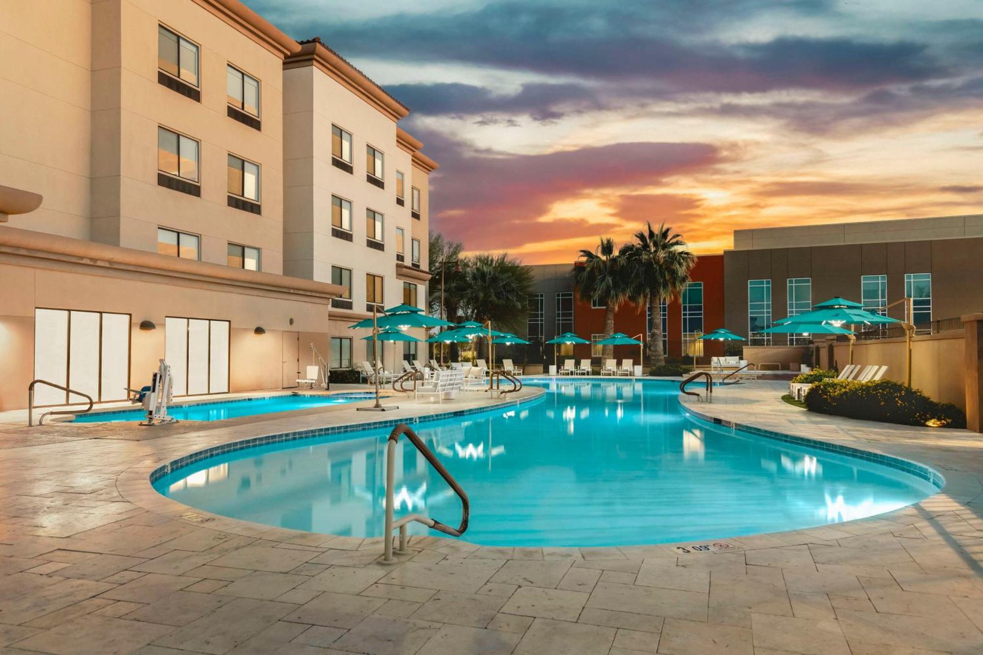 Doubletree By Hilton Phoenix-Гилбърт Екстериор снимка